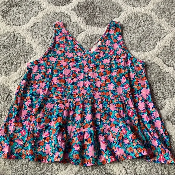 Woman’s Loft size large floral Daisy Double V Peplum Shell tank top - Picture 2 of 9
